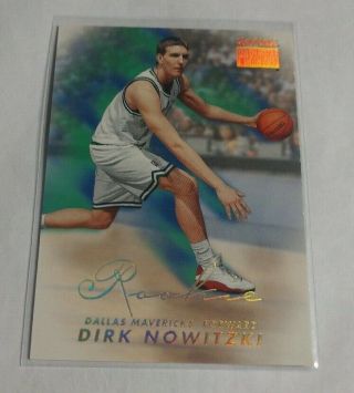 R6649 - Dirk Nowitzki - 1998/99 Skybox Premium - Rookie - 255 - Mavericks -