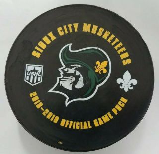 2018 - 19 Sioux City Musketeers Ushl Official Game Puck Made In Canada Hockey Puck