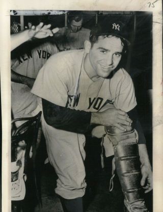 1950 Press Photo Yogi Berra Of The York Yankees Removes His Shin Guard