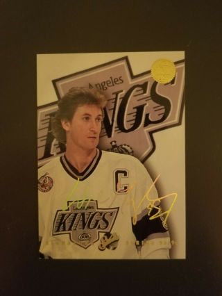 1993 - 94 Leaf " Studio Signature Series " Gold Auto 4 Of 10 Wayne Gretzky