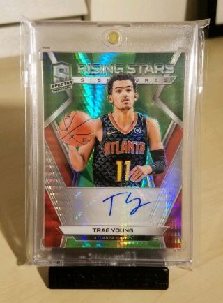 2018 - 19 Panini Spectra Rising Stars Trae Young Auto /49 Authentic
