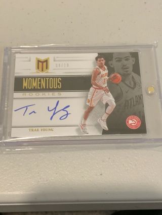 Trae Young 2018 - 19 Panini Chronicles - Momentous Rookies - Rc Auto 8/10 - Hawks