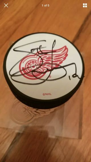 Signed Steve Yzerman Detroit Red Wings Hockey Puck W Hockeytown Authentics Holo