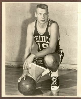 1967 Press Photo Don Nelson Of The Boston Celtics Kneeling With Basketball
