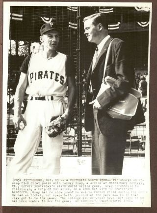 1960 Press Photo Dick Groat Of The Pittsburgh Pirates With College Student At Ws
