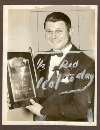 1940 Press Photo Jimmy Foxx Of The Philadelphia Athletics Holds Award