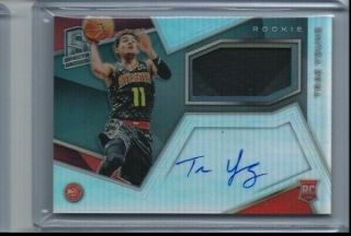 2018 - 19 Panini Spectra Trae Young Rookie Jersey Auto Silver Priam 43/299