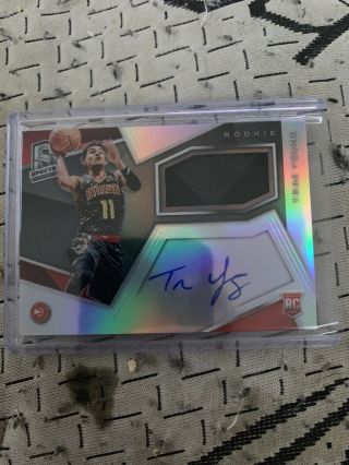 Trae Young 2018 - 19 Spectra Basketball Rookie Jersey Auto 048/299 - Hawks