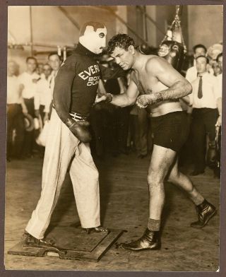 1920s Press Photo Heavyweight Boxing Champ Jack Dempsey Out On Dummy