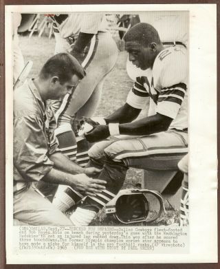 1965 Press Photo Bob Hayes Of The Dallas Cowboys Being Treated For Injury