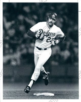 1988 Los Angeles Dodgers Baseball Player Kirk Gibson Home Run Trot Press Photo