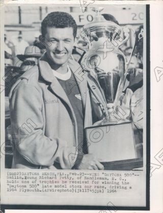 1964 Motorsports Hof Race Car Driver Richard Petty Wins Daytona 500 Press Photo