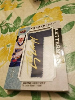2018 - 19 Upper Deck Chronology Letterman Patches Autograph Wayne Gretzky 2/10