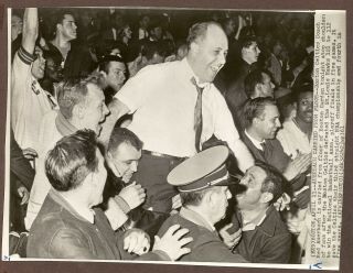 1961 Press Photo Red Auerbach Of The Boston Celtics Carried On Shoulders Of Fans