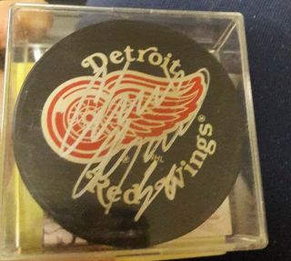 Chris Osgood Signed Detroit Red Wings Puck Jsa & Plastic Case