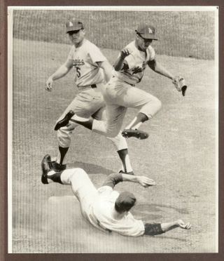 1966 Press Photo Maury Wills Of The Dodgers Leaps Over Ken Boyer Of The Mets