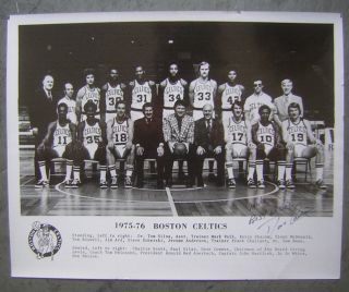 1975 - 76 Boston Celtics B&w 8x10 Glossy Souvenir Team Photo Signed By Dave Cowens