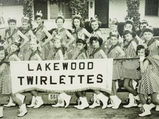 Vintage Lakewood California Twirlettes Team 19 girl Photo 1958 4798 - 17 4