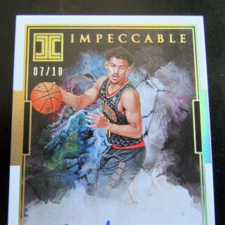 2018 - 19 TRAE YOUNG IMPECCABLE GOLD 7/10 AUTO/AUTOGRAPH RC ROOKIE CARD 4