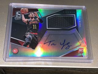 2018 - 19 Panini Spectra Trae Young Auto Relic Rc Rookie 73/299