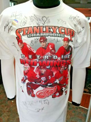 1996 - 97 Detroit Red Wings Team Autographed (24 Plyrs) T - Shirt And Signed Badges