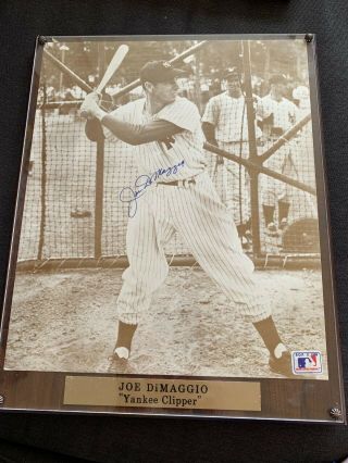 Joe Dimaggio Signed 11x13 Photo Stacks Of Plaques Auto Ny Yankees Plaque