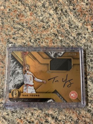 2018 - 19 Panini Chronicles Trae Young Gold Standard Jersey On Card Autograph /99