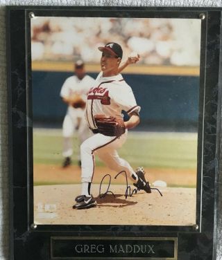 Autographed Plaque Of Atlanta Braves Baseball Hall Of Famer Greg Maddux W/