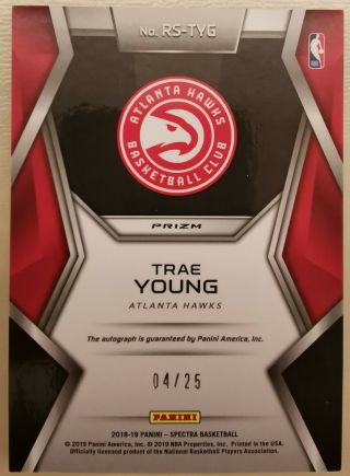 2018 - 19 Spectra Trae Young Rookie Rising Star Neon Pink Prizm Auto 4/25 Hawks RC 2