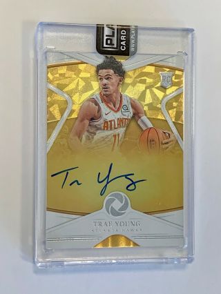 2018 - 19 Opulence Trae Young Rookie Autographs RC /99 On Card Auto Hawks Rookie 2