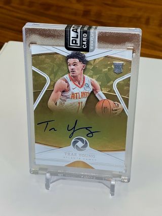 2018 - 19 Opulence Trae Young Rookie Autographs RC /99 On Card Auto Hawks Rookie 3