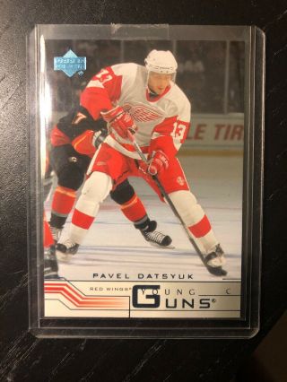 2001 - 02 Ud Pavel Datsyuk Young Guns Hobby Version W/opponent In Background Sp Rc