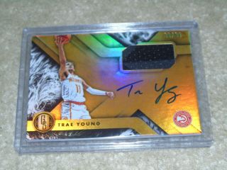 2018 - 19 Panini Chronicles Trae Young Gold Standard Rookie Jersey Auto 36/99