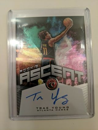 2018 - 19 Panini Chronicles Momentous Rookies Trae Young On Card Auto /99 Rc
