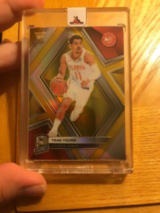 2018 - 19 Panini Spectra Basketball Trae Young Gold Prizm Rookie Card 10/10