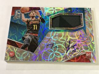 2018/19 Panini Spectra Trae Young On Card Auto Patch Jersey Rc Neon Blue 45/99