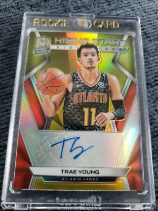 2018 - 19 Spectra Basketball Trae Young Gold Prizm Rookie Auto 7/10 Hawks 