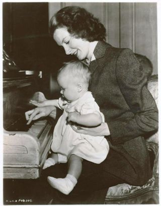 Very Rare Portrait Of Deborah Kerr With Her Baby Daughter