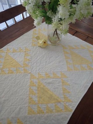 So Charming Vintage 30s Yellow Basket Farmhouse Cottage Table Quilt 33x22