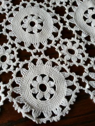 VINTAGE WHITE COTTON HAND CROCHET LACE TABLE RUNNER 2