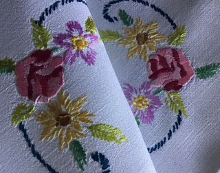 LOVELY VINTAGE LINEN HAND EMBROIDERED TRAY CLOTH PINK ROSES/ DAISIES 2