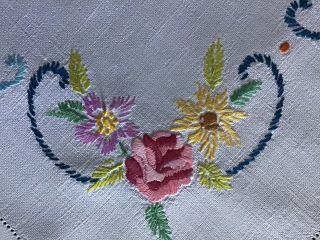 LOVELY VINTAGE LINEN HAND EMBROIDERED TRAY CLOTH PINK ROSES/ DAISIES 3