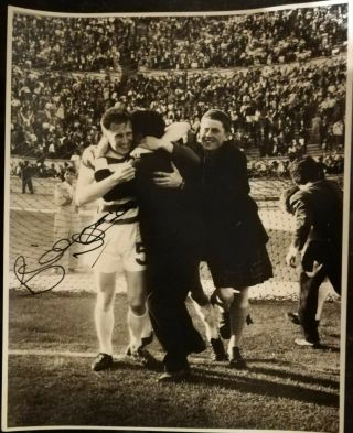 Rare Press Photo Billy Mcneil With Fans Lisbon 1967 Autographed Celtic Fc