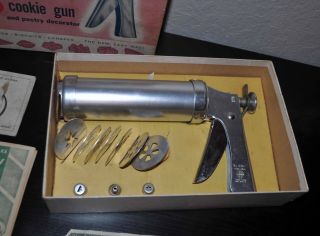 The Antique Vintage 1952 Wear - Ever Cookie Gun Press.  Looks GREAT 3
