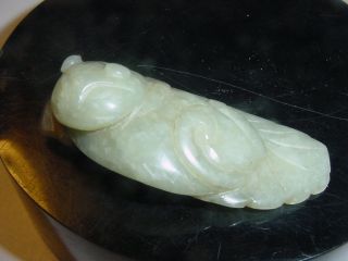 OLD CHINESE JADE CARVING OF FIGURE ON LEAF 2