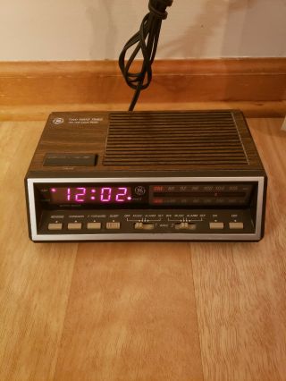 Vintage General Electric Ge 7 - 4616b Dual Alarm Am/fm Clock Radio Woodgrain