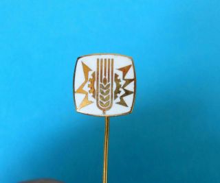 Agricultural Machinery - Yugoslavian Old Rare Enamel Pin Badge By Ikom White
