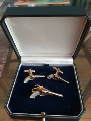 Vintage Swank Six Shooter Pistol Mother Of Pearl Tie Clip And Cuff Links