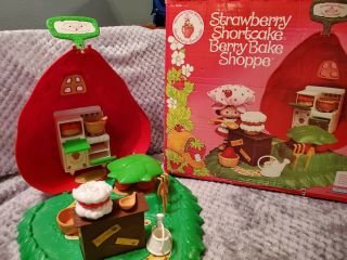 Vintage Strawberry Shortcake Berry Bake Shoppe,  Complete Set