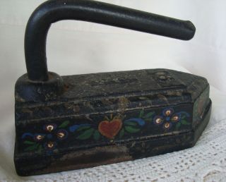 Old Early Rare C.  M.  Co.  Black Forged Cast 18 Sad Iron Tole Folk Art Red Hearts